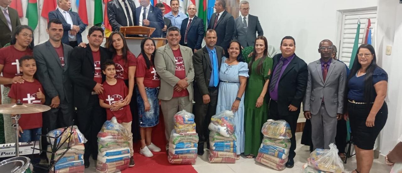 Equipe missionária da Assembleia de Deus de São José dos Pinhais evangelizando nas ruas de Jacaraci – Bahia, com cultos ao ar livre e forte presença de Deus nas casas.