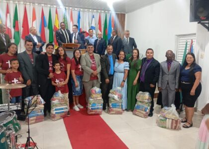 Equipe missionária da Assembleia de Deus de São José dos Pinhais evangelizando nas ruas de Jacaraci – Bahia, com cultos ao ar livre e forte presença de Deus nas casas.