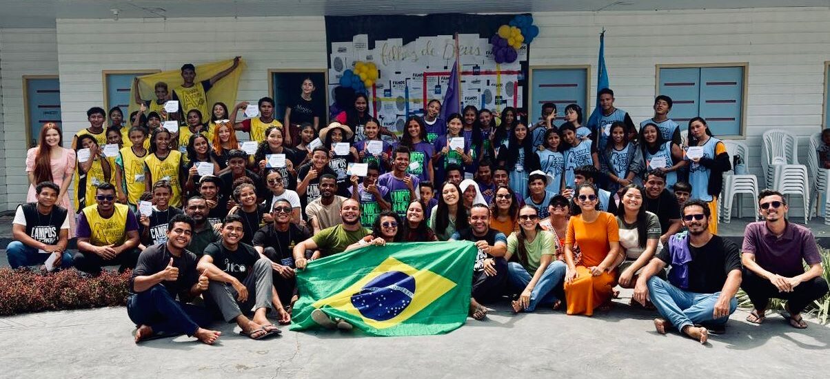 Jovens participando da EBJ no Rio Gurijuba e construção da base missionária em Portel Pará