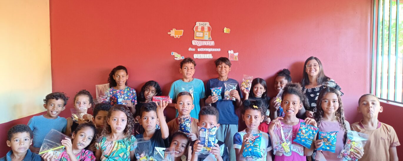 Missionárias Pâmela e Alice com crianças no Centro de Estudos Peniel em Várzea Branca PI