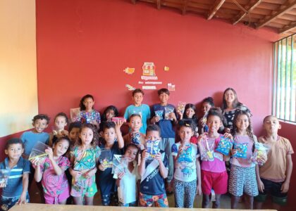 Missionárias Pâmela e Alice com crianças no Centro de Estudos Peniel em Várzea Branca PI