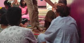 Missionário pregando o evangelho em vilarejo no distrito de Raichur na Índia