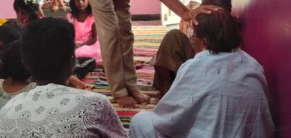 Missionário pregando o evangelho em vilarejo no distrito de Raichur na Índia