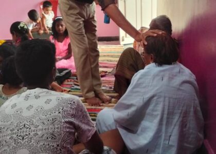 Missionário pregando o evangelho em vilarejo no distrito de Raichur na Índia