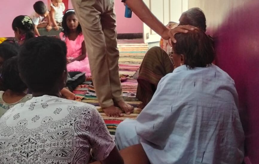 Missionário pregando o evangelho em vilarejo no distrito de Raichur na Índia