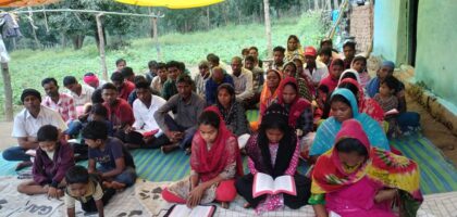 Missionário pregando o evangelho em vilarejo na Índia