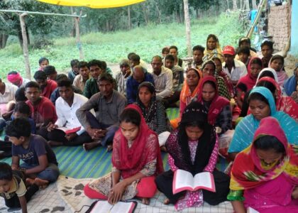 Missionário pregando o evangelho em vilarejo na Índia