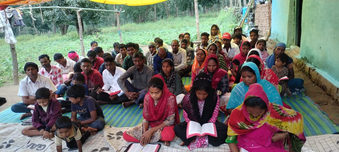Missionário pregando o evangelho em vilarejo na Índia