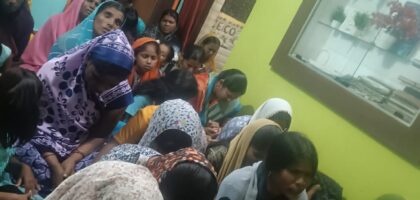 Missionário pregando em vila no estado de Karnataka na Índia