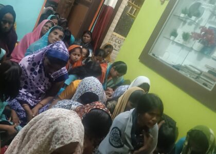 Missionário pregando em vila no estado de Karnataka na Índia