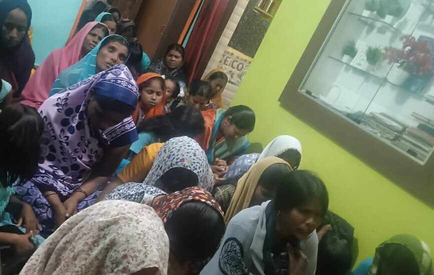 Missionário pregando em vila no estado de Karnataka na Índia