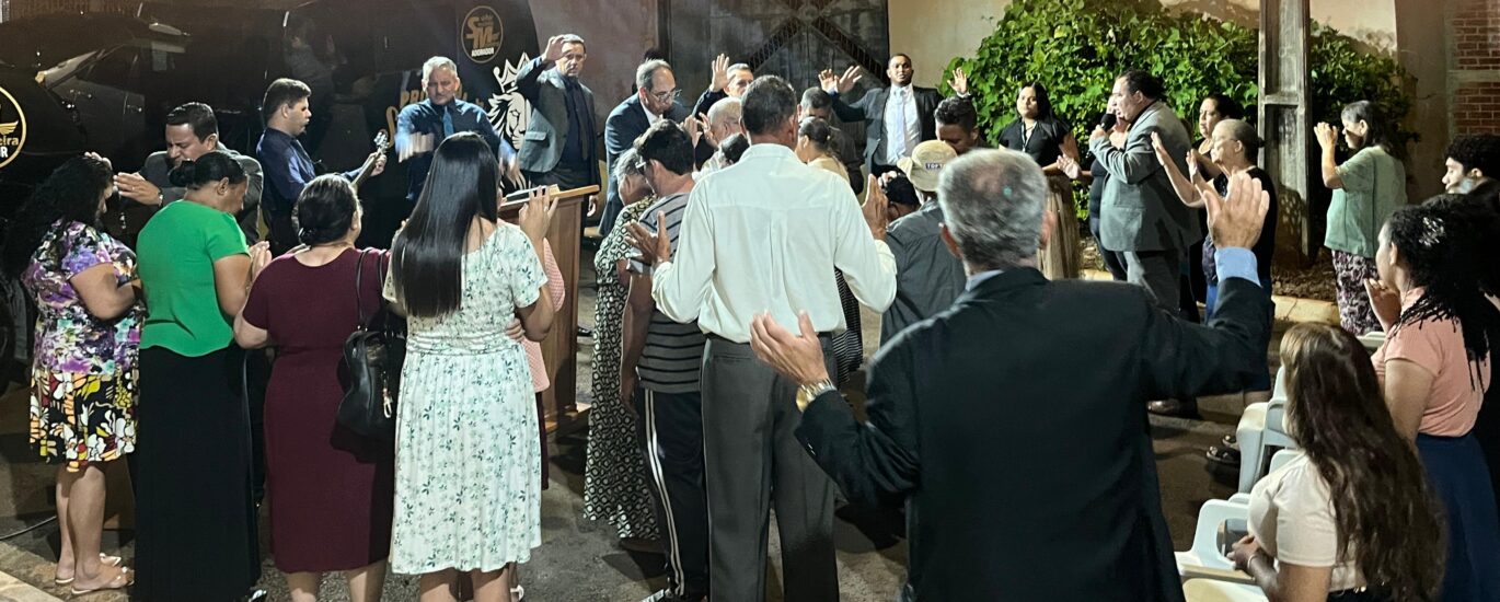 Culto missionário em Marilândia do Sul no Paraná com igreja reunida em adoração