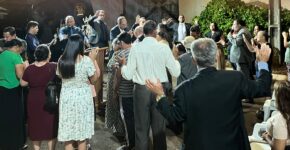 Culto missionário em Marilândia do Sul no Paraná com igreja reunida em adoração