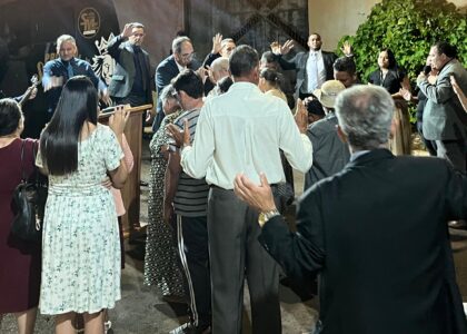 Culto missionário em Marilândia do Sul no Paraná com igreja reunida em adoração