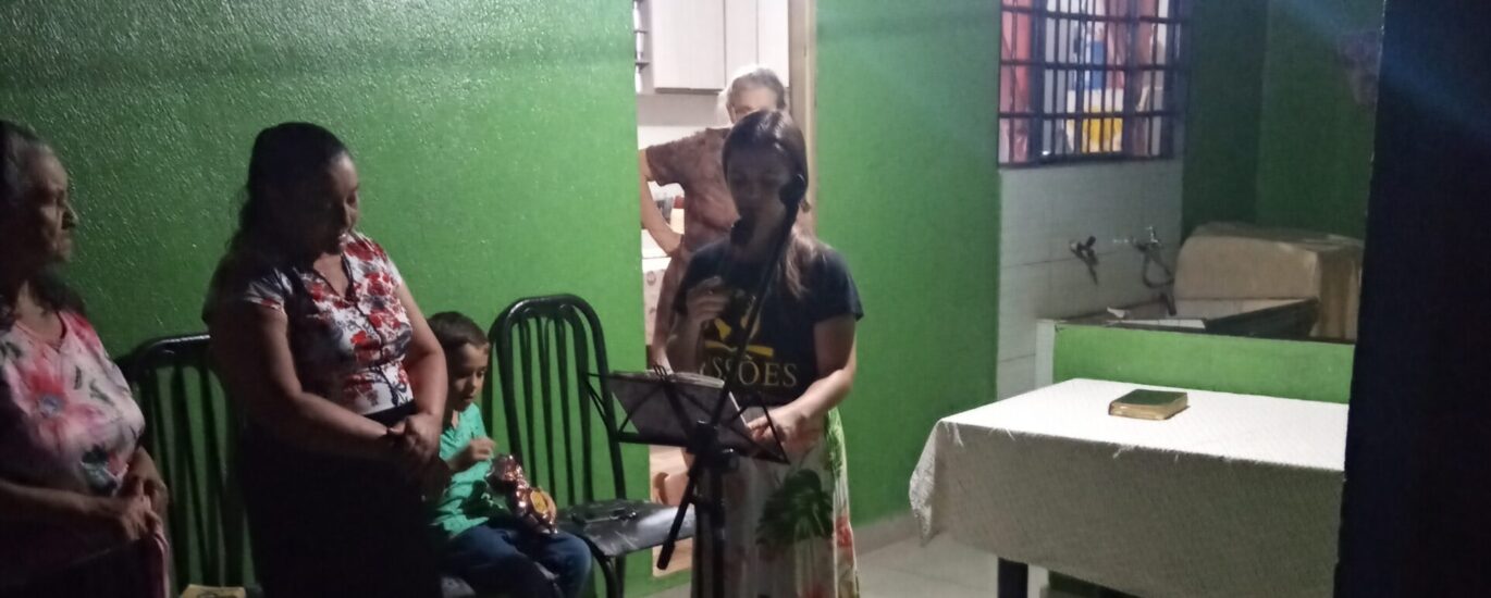 Missionários realizando evangelismo nas ruas no Paraná Brasil