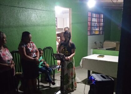 Missionários realizando evangelismo nas ruas no Paraná Brasil