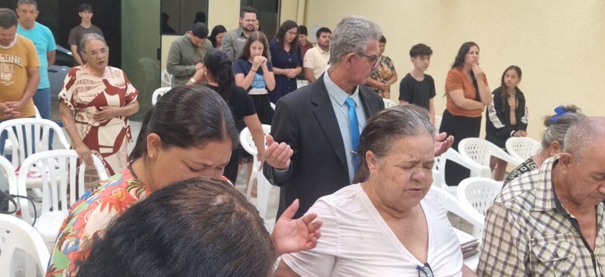 Culto de oração e intercessão em igreja de Marilândia do Sul Paraná