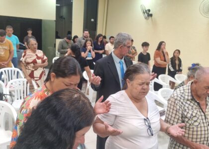 Culto de oração e intercessão em igreja de Marilândia do Sul Paraná
