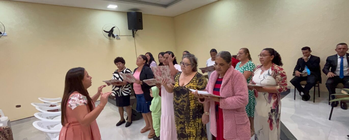 Relatório Missionário em Marilândia do Sul Paraná com culto do círculo de oração, jovens adorando e momento de oração.