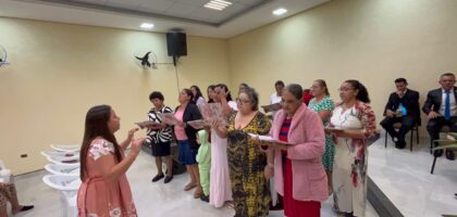 Relatório Missionário em Marilândia do Sul Paraná com culto do círculo de oração, jovens adorando e momento de oração.
