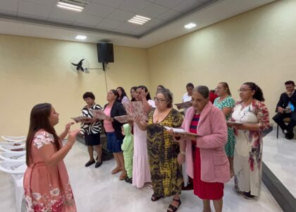 Relatório Missionário em Marilândia do Sul Paraná com culto do círculo de oração, jovens adorando e momento de oração.