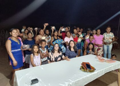 Missionárias Pâmela e Alice na Base Sítio do Meio Piauí com evangelismo, ação social e culto do Dia das Mães.