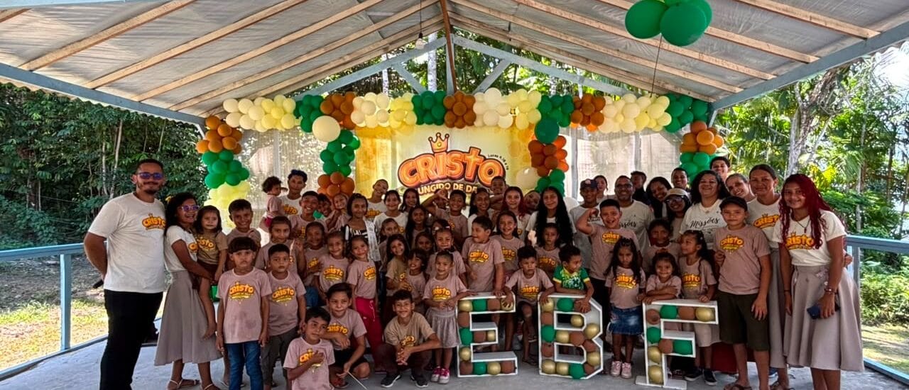 Crianças ribeirinhas participando da Escola Bíblica de Férias no Rio Jacundaí, no Marajó, e missionários conduzindo atividades.