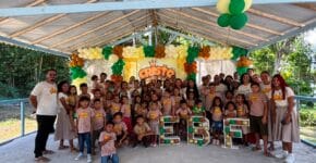 Crianças ribeirinhas participando da Escola Bíblica de Férias no Rio Jacundaí, no Marajó, e missionários conduzindo atividades.