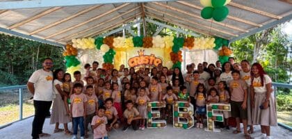 Crianças ribeirinhas participando da Escola Bíblica de Férias no Rio Jacundaí, no Marajó, e missionários conduzindo atividades.