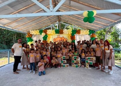 Crianças ribeirinhas participando da Escola Bíblica de Férias no Rio Jacundaí, no Marajó, e missionários conduzindo atividades.