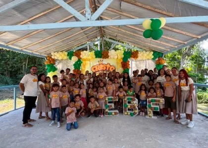 Crianças ribeirinhas participando da Escola Bíblica de Férias no Rio Jacundaí, no Marajó, e missionários conduzindo atividades.