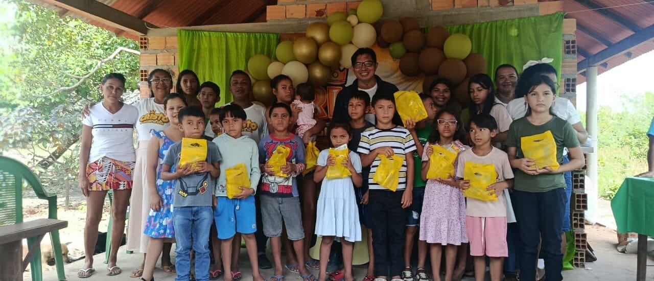 Crianças participam da Escola Bíblica de Férias no Campo Missionário Bom Jardim, em Maracanã, Pará.