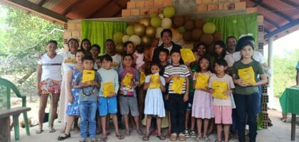 Crianças participam da Escola Bíblica de Férias no Campo Missionário Bom Jardim, em Maracanã, Pará.