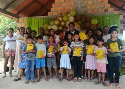 Crianças participam da Escola Bíblica de Férias no Campo Missionário Bom Jardim, em Maracanã, Pará.